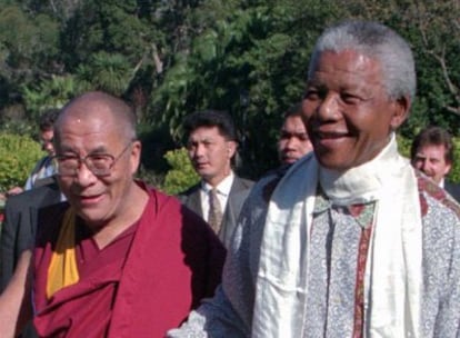 El Dalai Lama, líder espiritual del Tíbet, con el ex presidente surafricano Nelson Mandela, en Cape Town (Suráfrica) en 1996.