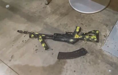 Un rifle de asalto Kalashnikov tirado en el suelo mientras los investigadores rusos trabajan en el interior de la sala de conciertos Crocus tras el ataque terrorista.