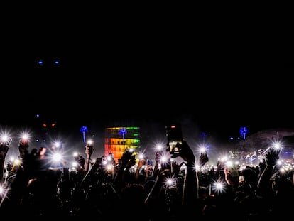 Los asistentes al festival durante la presentación de Swedish House Mafia el 24 de abril de 2022.