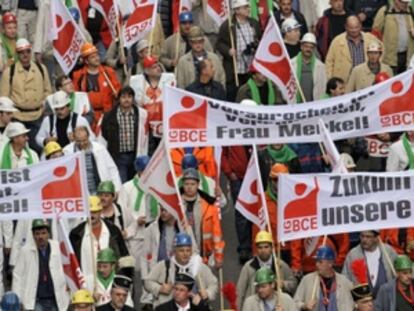 Los manifestantes recorren Bruselas contras las medidas de austeridad.