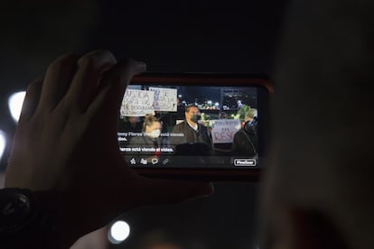 El presidente López Obrador ha afirmado que los asesinatos de periodistas son utilizados por sus rivales políticos para atacarlo. En la imagen, protesta en Monterrey.