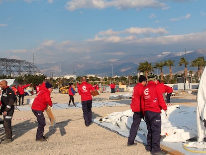 ISKENDERUN (TURQUÍA), 12/02/2023.- El equipo START español levanta un hospital de campaña en Iskenderun, Turquía, para atender a las víctimas del terremoto. EFE/ Ilya U. Topper
