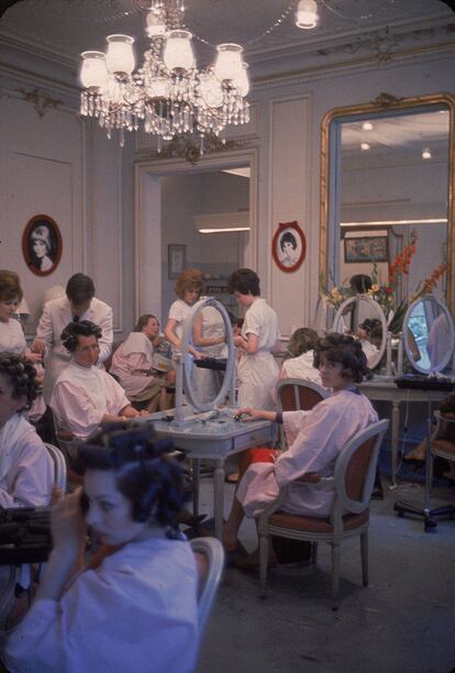 El mítico salón de belleza parisino Alexandre, en 1963.