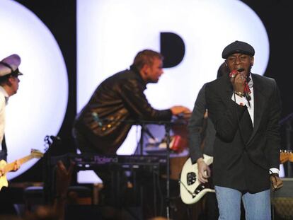 Damon Albarn (al fondo) reunió a estrellas como Mos Def (derecha).
