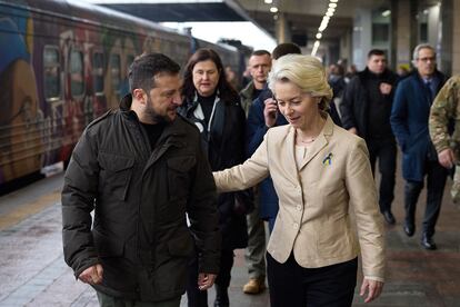 El presidente de Ucrania, Volodímir Zelenski, y la presidenta de la Comisión Europea, Ursula von der Leyen, este sábado en Kiev.