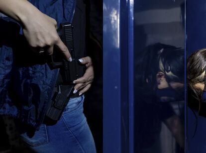 La gorra, el tapabocas y la última pieza, su 'glock', el arma que enfunda en el cinturón. Una de las miembros del departamento de investigación de la Trata de la Policía Federal se prepapra en el vestuario.
