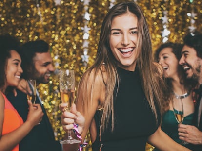 Con las cenas y comidas de empresa se inauguran las celebraciones navideñas. GETTY IMAGES.