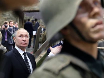 El presidente ruso, Vladímir Putin, durante la visita a una exposición, ayer en San Petersburgo.