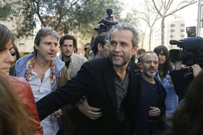 Willy Toledo is greeted outside of court by actors Alberto San Juan (first left), Juan Diego Botto (second left) and Javier Guti&eacute;rrez (right).