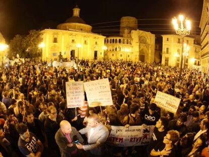 Concentración en la plaza de la Virgen de Valencia contra el cierre de RTVV.
