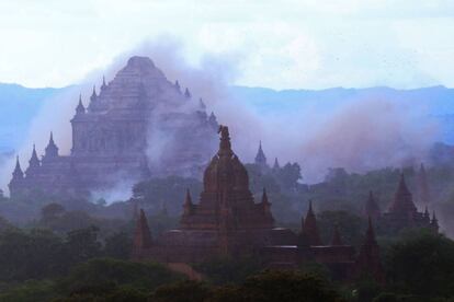 O templo de Dhammayangyi cercado de poeira, após um tremor de 6,8 graus atingir Myanmar.