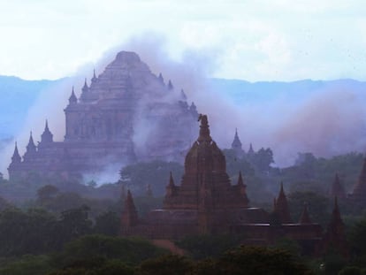 O templo de Dhammayangyi cercado de poeira, após um tremor de 6,8 graus atingir Myanmar.