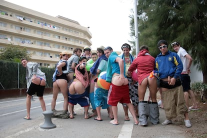 Un grupo de británicos, con los pantalones bajados, posan frente al hotel Jaime I de Salou.