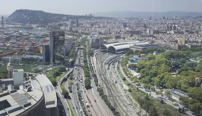 El zoo, al parc de la Ciutadella (dreta), al costat de les vies de l'Estació de França i la ronda Litoral.