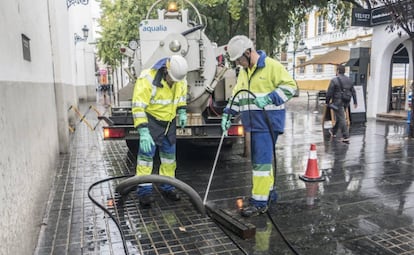 Trabajadores de Aqualia en labores de limpieza del alcantarillado.