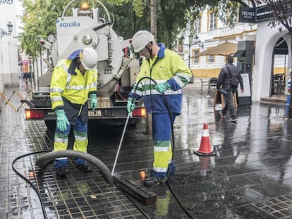 Trabajadores de Aqualia en labores de limpieza del alcantarillado.