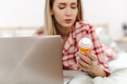 Una mujer busca información sobre un fármaco en internet.