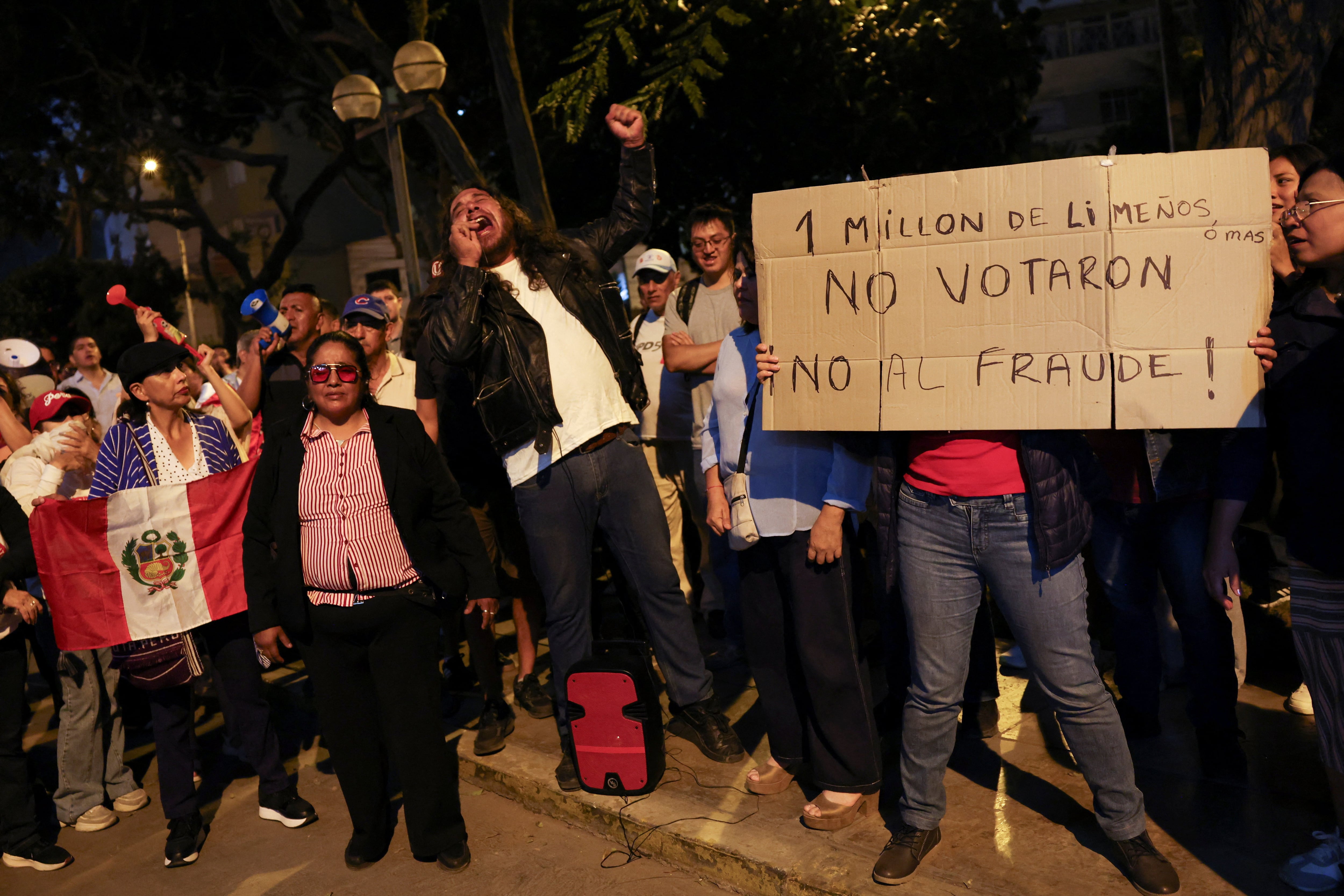 Escrutinio en cámara lenta en Perú: la desconfianza lastra la legitimidad de la primera vuelta por la presidencia