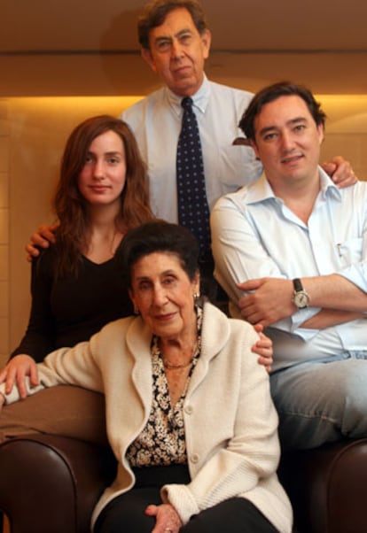 Amalia Solórzano, viuda de Lázaro Cárdenas, con su hijo Cuauhtémoc y sus nietos Camila y Cuauhtémoc.