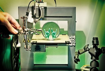 Impresora 3d durante la realización de un prototipo.