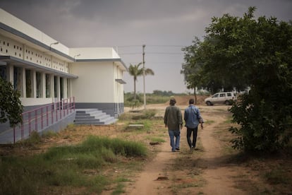 Jorge se dirige junto a Moncho Ferrer, hijo de Vicente, al centro de huérfanos de Bathalapalli (India).