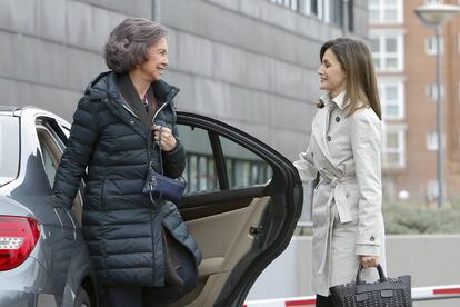 Una imagen insólita, la reina Letizia abriendo la puerta del coche a la reina Sofía.