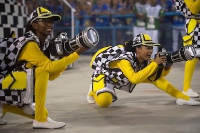 La escuela de samba Sao Clemente representa a los paparazzis durante la segunda noche del desfile del Carnaval, en el Sambódromo de Río de Janeiro.