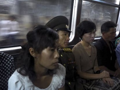 Passageiros no metrô de Pyongyang na segunda-feira.