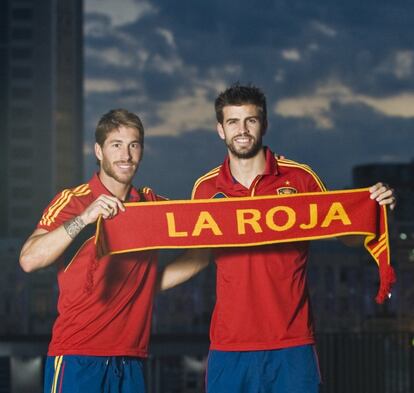 30/06/12 EUROCOPA 2012 POLONIA UCRANIA SELECCION ESPAÑOLA ESPAÑA PREVIA FINAL ITALIA ENTREVISTA SERGIO RAMOS PIQUE BUFANDA DE LA ROJA