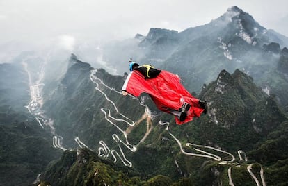 O brasileiro Gabriel Lott durante uma prova de Wingsuit na China no ano passado.