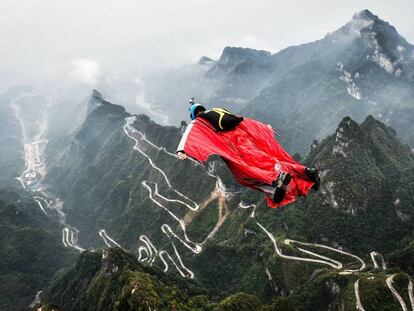 O brasileiro Gabriel Lott durante uma prova de Wingsuit na China no ano passado.