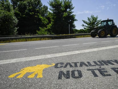 Pintada en una carretera de Girona.