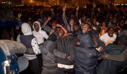 Migrantes subsaharianos se enfrentan a jóvenes marroquíes el pasado noviembre en Casablanca.