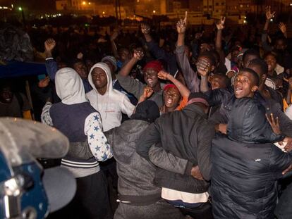 Migrantes subsaharianos se enfrentan a jóvenes marroquíes el pasado noviembre en Casablanca.