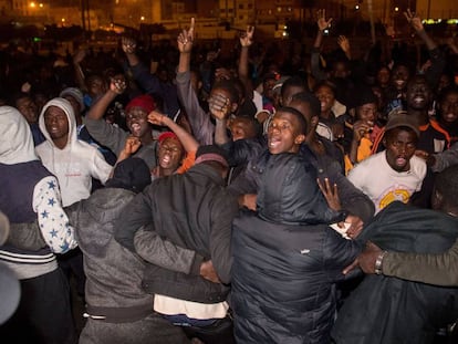 Migrantes subsaharianos se enfrentan a jóvenes marroquíes el pasado noviembre en Casablanca.