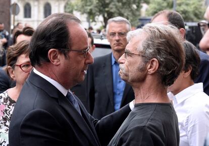 El presidente francés, François Hollande habla con el alcalde de Saint-Etienne-du-Rouvray, Hubert Wulfranc después del ataque que tuvo lugar en una iglesia de dicha población.