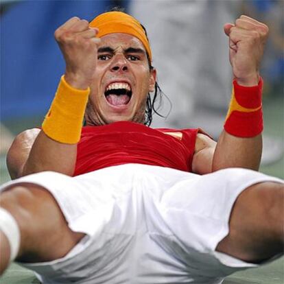 Rafa Nadal celebra con una explosión de júbilo su trabajado triunfo ante el serbio Novak Djokovic.