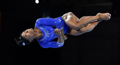 Simone Biles entrena su espectacular ejercicio de suelo en Stuttgart.