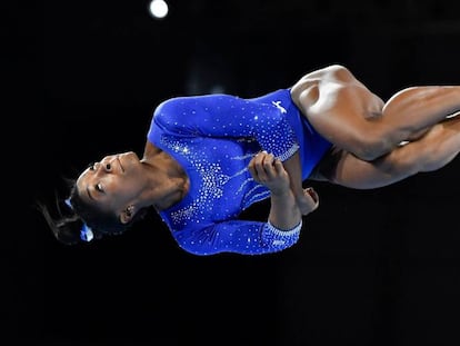 Simone Biles entrena su espectacular ejercicio de suelo en Stuttgart.