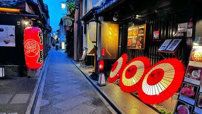 Ponto Chō, un callejón de apenas tres metros de ancho repleto de 'izakayas' en la ciudad de Kioto.