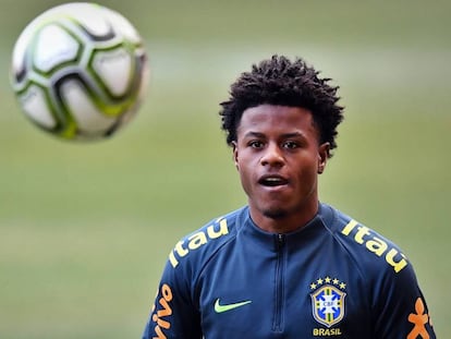 Lucas Santos em treino com a seleção brasileira.