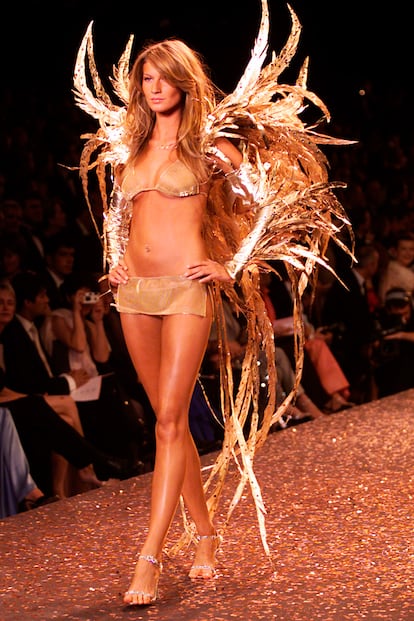 Su nombre ha estado muy vinculado al de Victoria's Secret durante toda su prolífica carrera. Con estas majestuosas alas y vestida de dorado desfilaba para la marca de lencería en el año 2000.