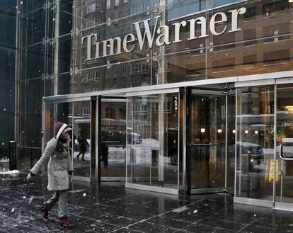 El logotipo de la compa&ntilde;&iacute;a Time Warner en su sede de Nueva York, Estados Unidos.