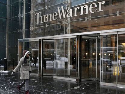 El logotipo de la compa&ntilde;&iacute;a Time Warner en su sede de Nueva York, Estados Unidos.