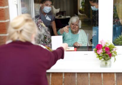 Una mujer le muestra una fotografía a su madre en Neuss, al oeste de Alemania.