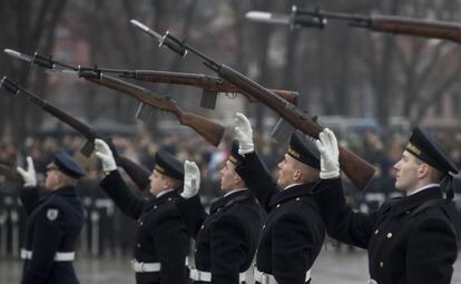 Miembros de la Guardia de Honor de Lituania participan en la celebración del Día de las Fuerzas Armadas en la plaza de la Catedral, en Vilna (Lituania).