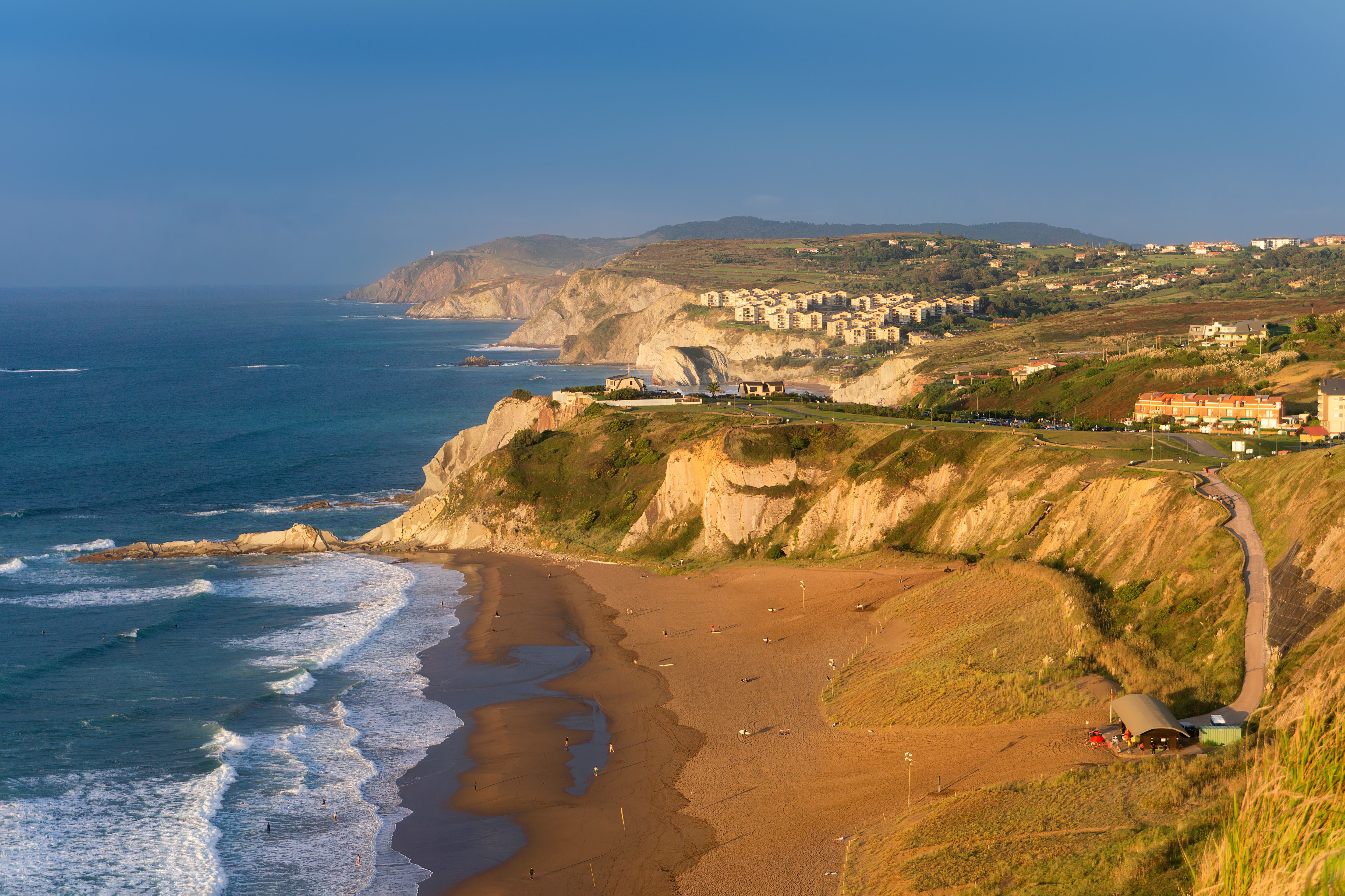 Acantilados y playa de Barinatxe en Sopelana, Getxo.