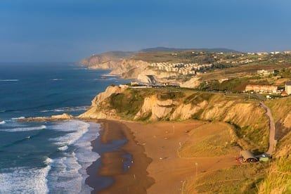 Acantilados y playa de Barinatxe en Sopelana, Getxo.