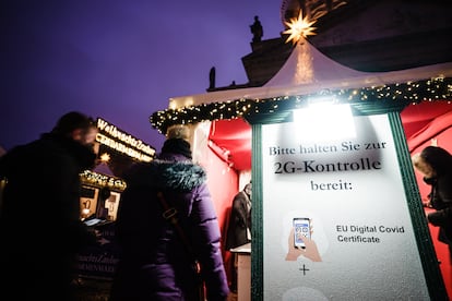 Control de vacacunación a la entrada de un mercadillo de Navidad de Berlín.