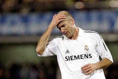 Zidane se echa una mano a la cabeza tras un fallo.